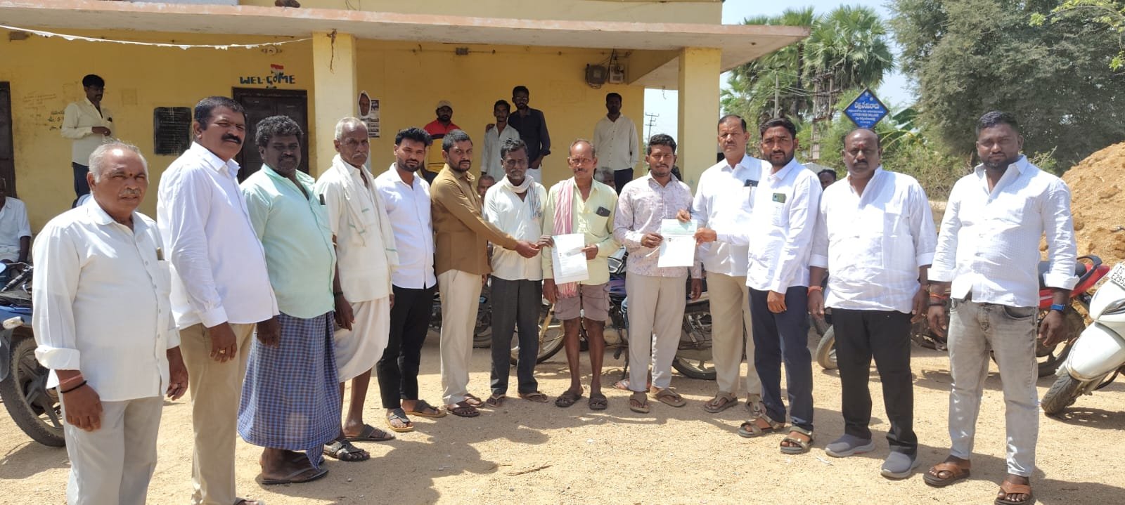 సిఎం రిలీఫ్ ఫండ్ చెక్కుల పంపిణీ